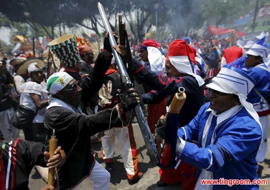 Mexicans wearing period costumes re-enact the battle of Puebla, in Mexico City May 5, 2015. The battle marked the defeat of French forces by Mexican troops and local Indians in the central state of Puebla in 1862. During the re-enactment, participants fired homemade shotguns loaded with <a href=