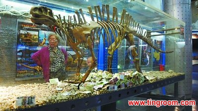 A prehistoric skeleton at a Beijing museum has seen visitors do just that, prompting some online to guess what those giving to the dinosaur have wished for.