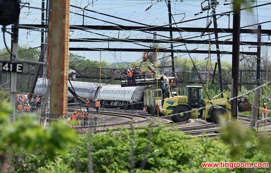 Rescuers work around derailed carriages of an Amtrak train in Philadelphia, Pennsylvania, on May 13, 2015. At least 7 people are dead and over 200 others hurt. [Photo: CFP]