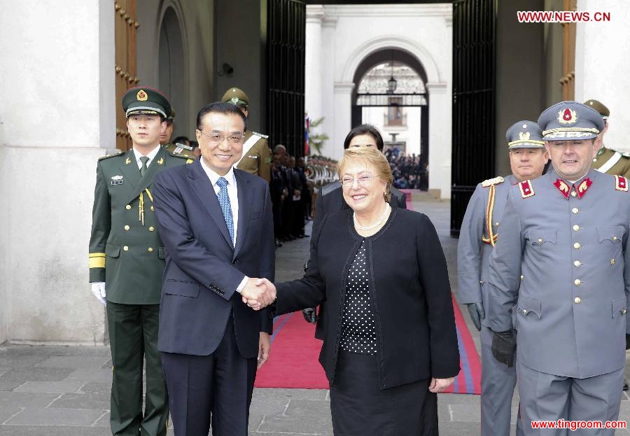 Chinese Premier Li Keqiang (1st L front) attends a welcoming ceremony held by Chilean President Michelle Bachelet (2nd L front) in Santiago, capital of Chile, May 25, 2015. (Xinhua/Ding Lin)