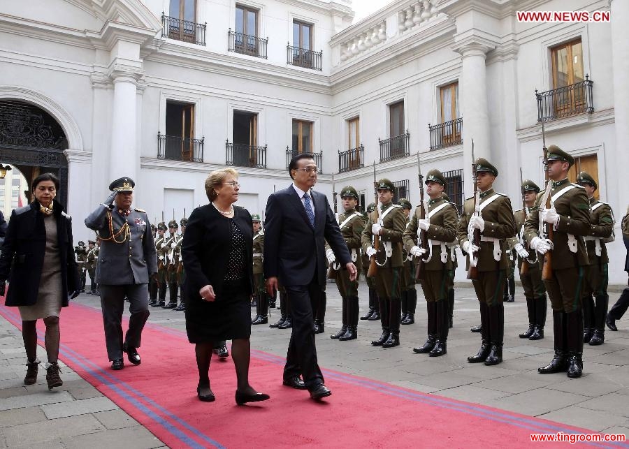 Chinese Premier Li Keqiang (2nd L front) and Chilean President Michelle Bachelet (1st L front) inspect the guard of honor during a welcoming ceremony in Santiago, capital of Chile, May 25, 2015. (Xinhua/Ding Lin)
