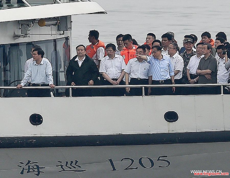 Chinese Premier Li Keqiang (5th L) gives instructions on search and rescue work on a ship at the site of overturned ship in the Jianli section of the Yangtze River in central China