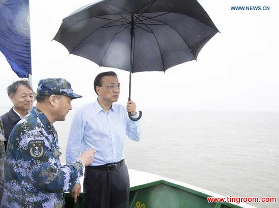Chinese Premier Li Keqiang (R) gives instructions on search and rescue work on a ship at the site of overturned ship in the Jianli section of the Yangtze River in central China