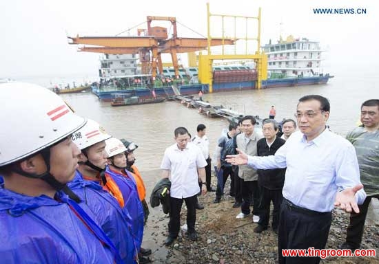 Chinese Premier Li Keqiang (R Front) visits rescuers at the site of overturned ship in the Jianli section of the Yangtze River in central China