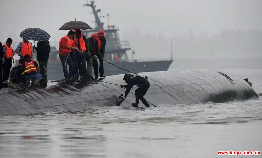 Hundreds of soldiers from the Chinese Navy, as well as students from the Naval University of Engineering in Wuhan city, Hubei province, are involved in the rescue mission. 