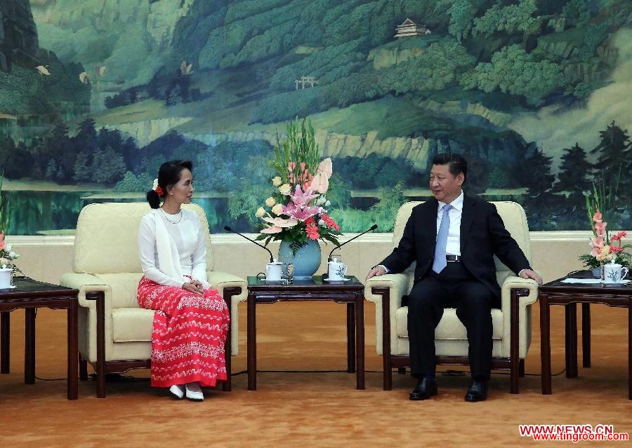 Chinese President Xi Jinping (R) meets with a delegation from Myanmar