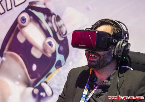 A visitor tries a new game during the Electronic and Entertainment Expo (E3) at the Convention Center in Los Angeles, the United States, on June 16, 2015. (Xinhua/Zhao Hanrong) 