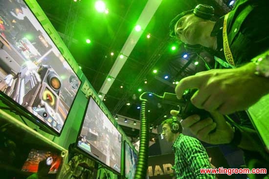 Visitors try new games during the Electronic and Entertainment Expo (E3) at the Convention Center in Los Angeles, the United States, on June 16, 2015. (Xinhua/Zhao Hanrong) 