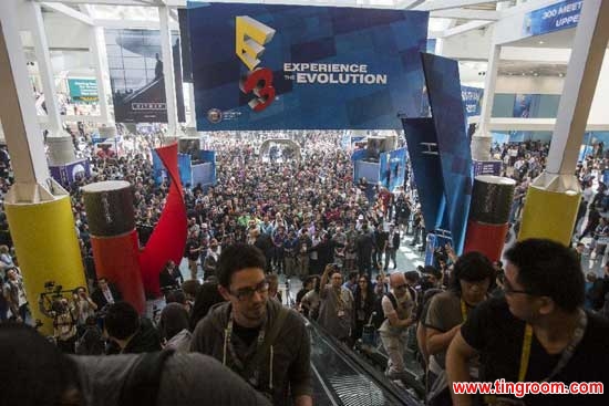 People enter to visit the Electronic and Entertainment Expo (E3) at the Convention Center in Los Angeles, the United States, on June 16, 2015. (Xinhua/Zhao Hanrong) 