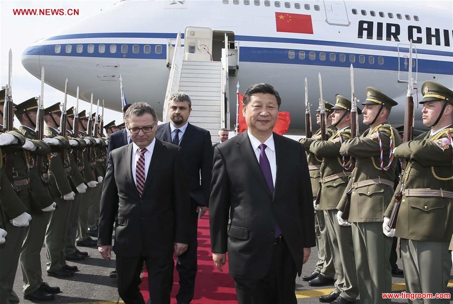 Chinese President Xi Jinping (R front) arrives at the airport in Prague, Czech Republic, March 28, 2016. Xi started a three-day state visit to the Czech Republic from Monday. (Xinhua/Lan Hongguang)