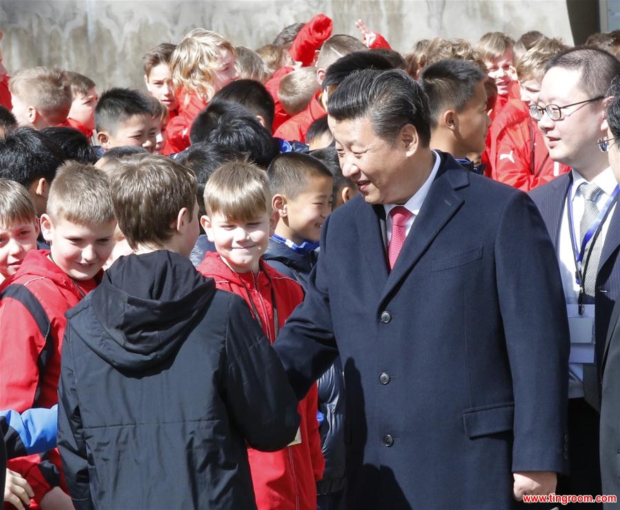 Chinese President Xi Jinping (R, front) meets with Chinese and Czech young athletes of football and ice hockey after he held talks with Czech President Milos Zeman in Prague, the Czech Republic, March 29, 2016. (Xinhua/Ju Peng)