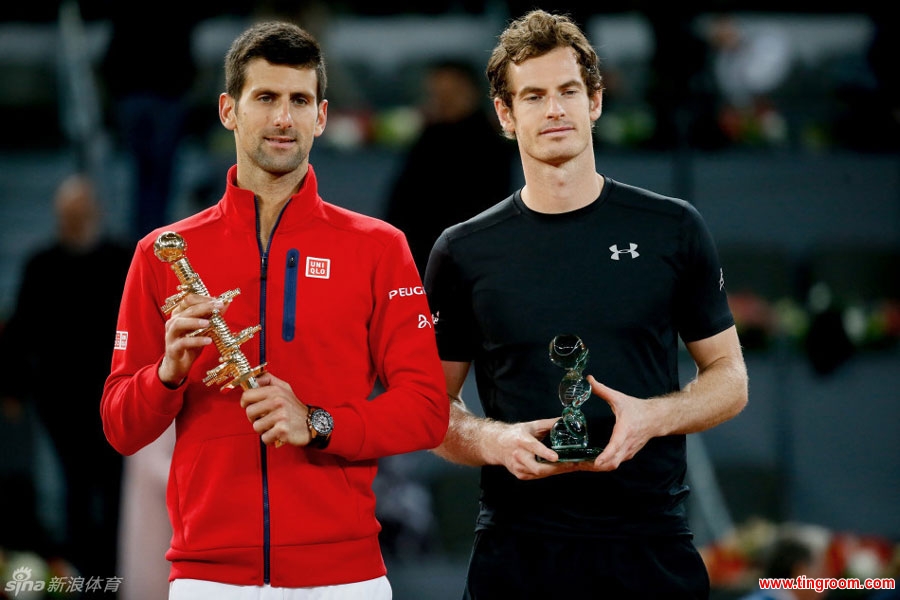 Novak Djokovic (left) and Andy Murray (right) receive their trophies after the final of the Madrid Masters on May 8, 2016. [Photo: sports.sina.com.cn]