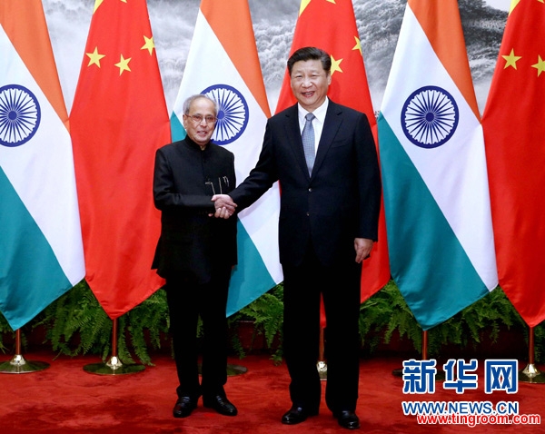 Chinese President Xi jinping Thursday met with visiting Indian President Pranab Mukherjee in Beijing.