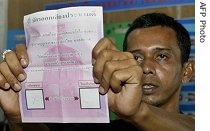 A volunteer shows a ballot paper while counting votes at the end of constitutional referendum in Thailand's restive southern Pattani province, 19 Aug 2007